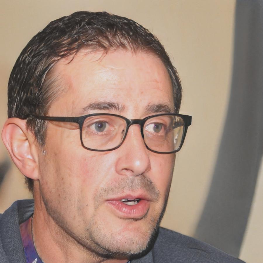 Portrait de Marc Dubois, expert en stratégie d'entreprise